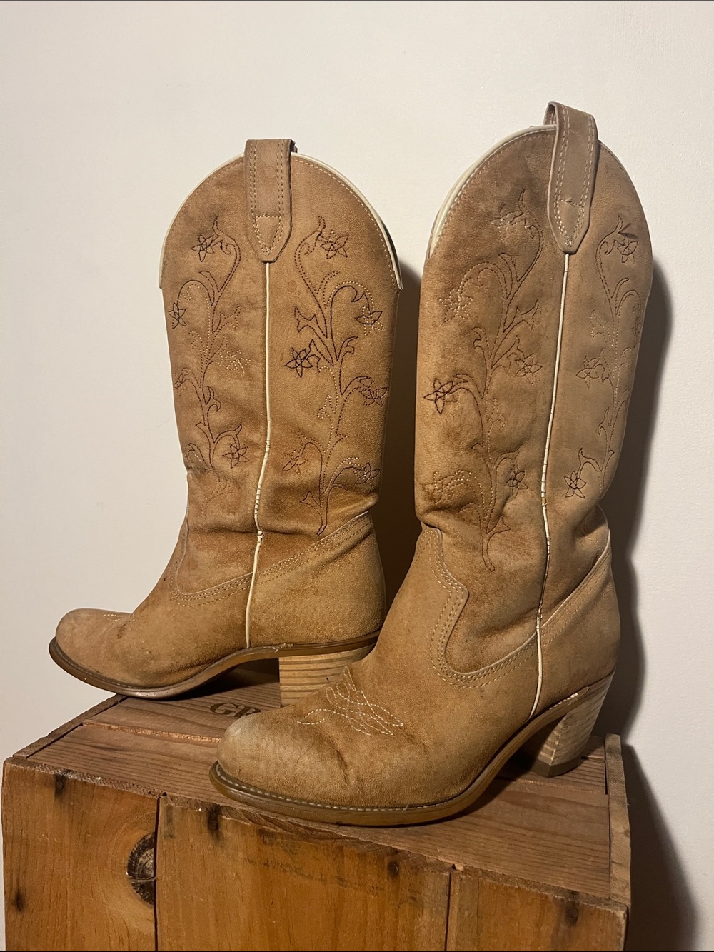 Wolverine Vintage Women's Tan Suede Embroidered Western Cowboy Boots 6.5M